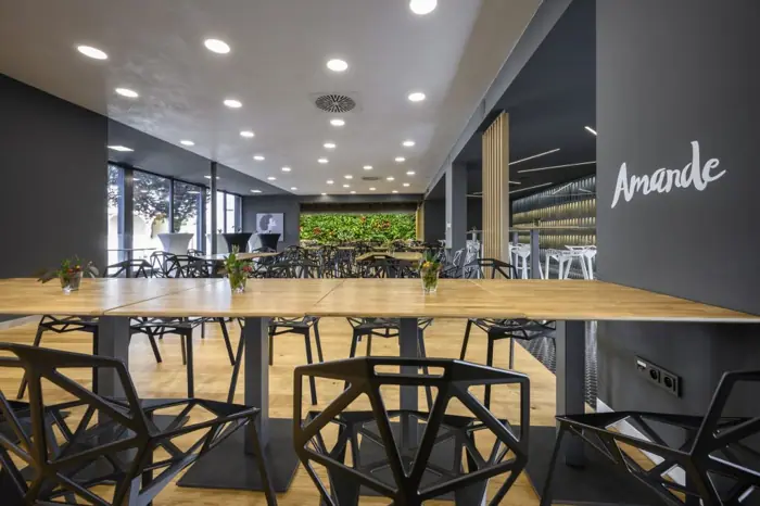 Hotel Amande Hustopeče — sklenářská realizace SKLOMONT, fotografie 1