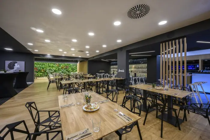 Hotel Amande Hustopeče — sklenářská realizace SKLOMONT, fotografie 8